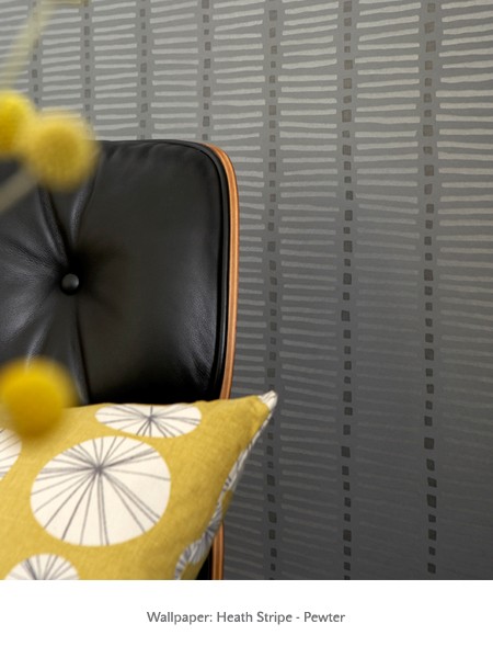 Обои Little Greene 1950s Wallpaper Heath Stripe - Pewter фото в интерьере